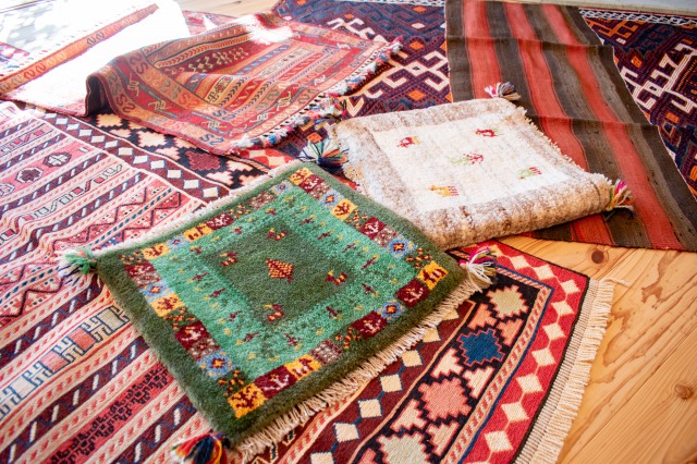 始まりました！手織り絨毯・キリムと革バックの展示＆販売会