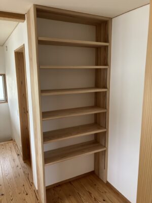 本棚の造作工事が完成しました